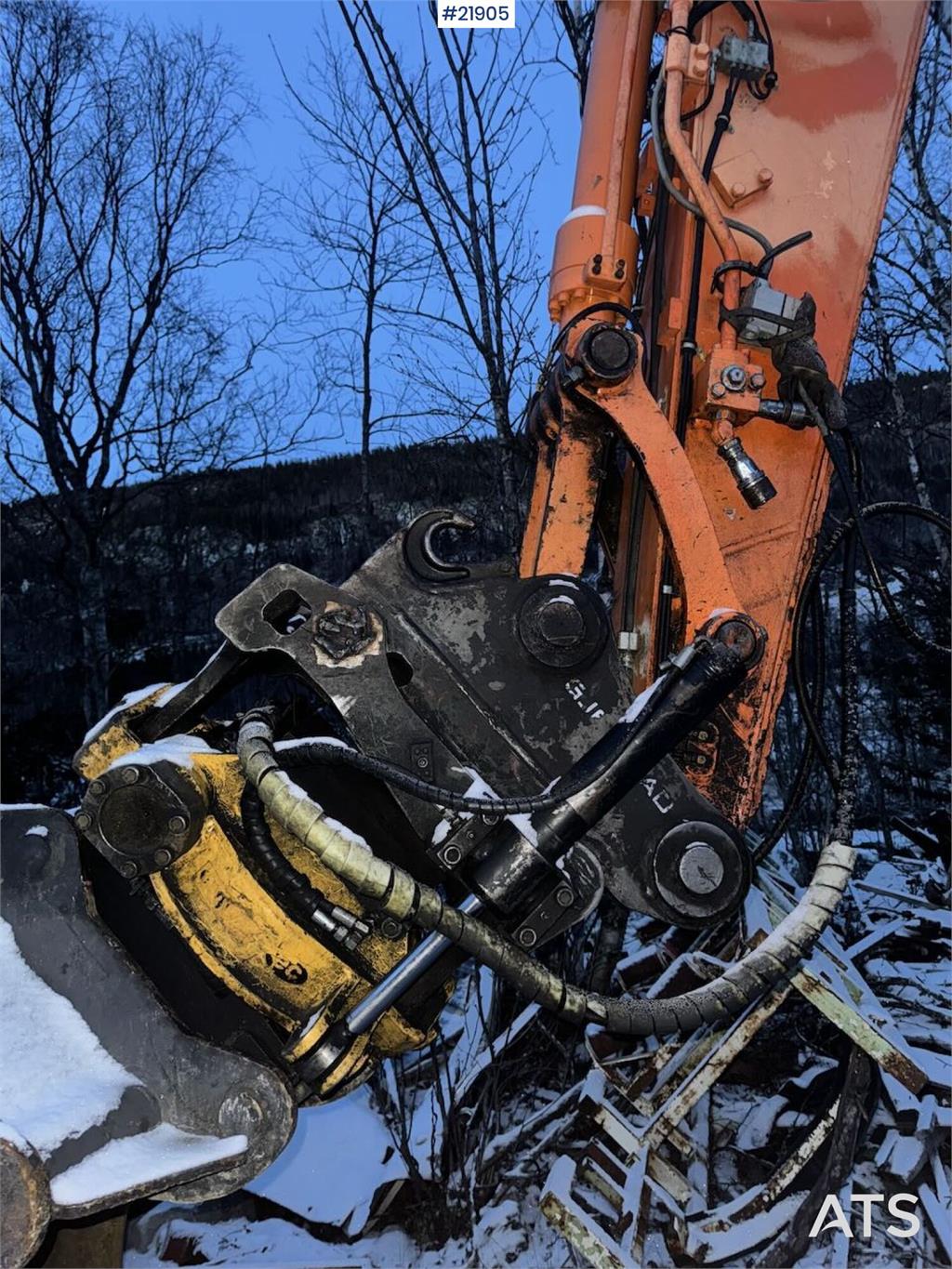 Doosan DX140LC tracked excavator with Engcon tilt and 2 b