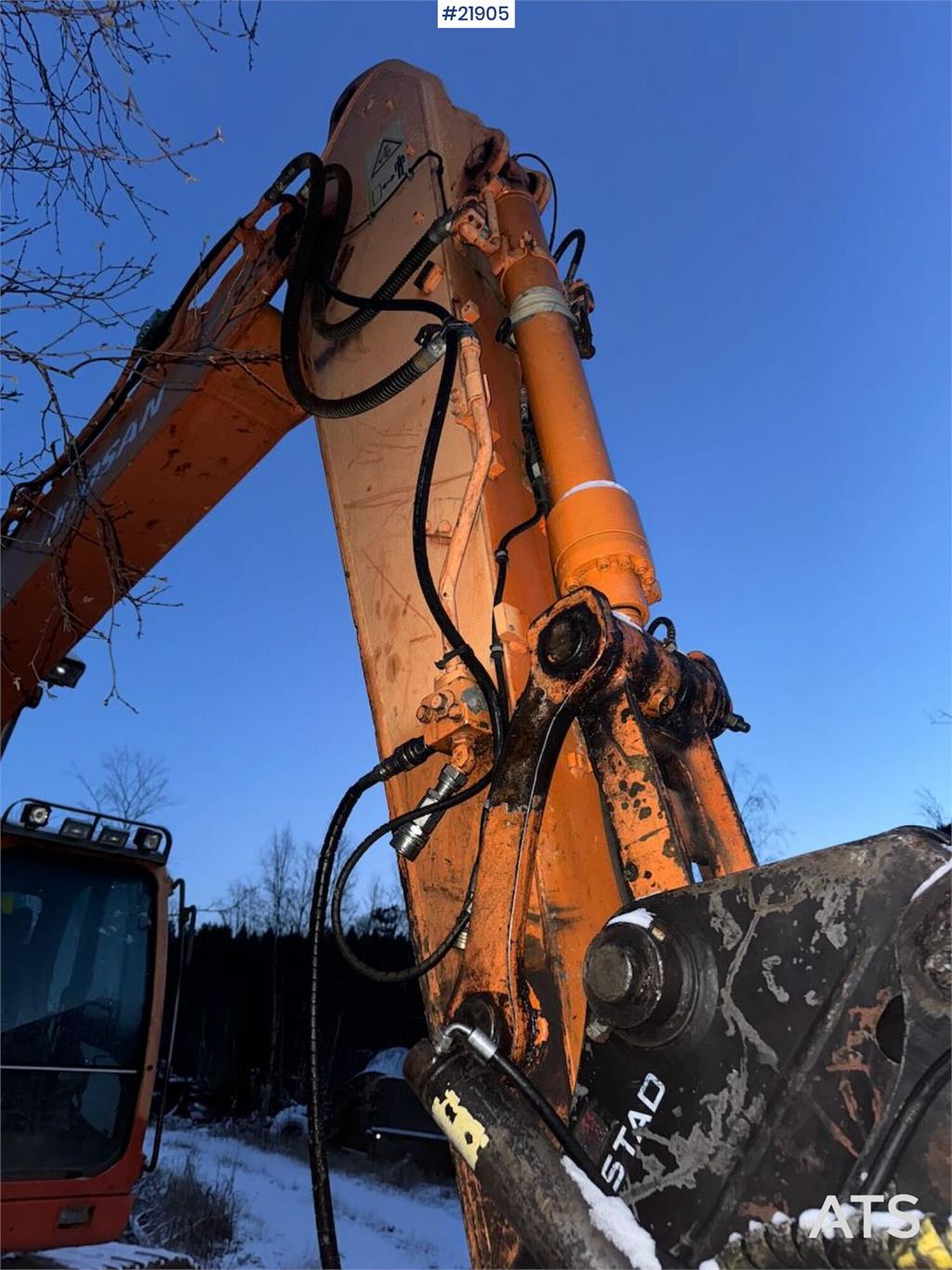 Doosan DX140LC tracked excavator with Engcon tilt and 2 b