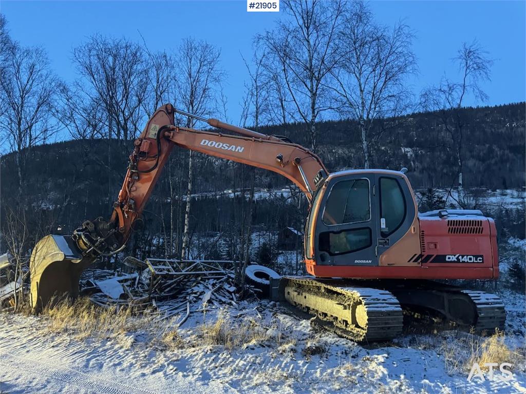 Doosan DX140LC tracked excavator with Engcon tilt and 2 b