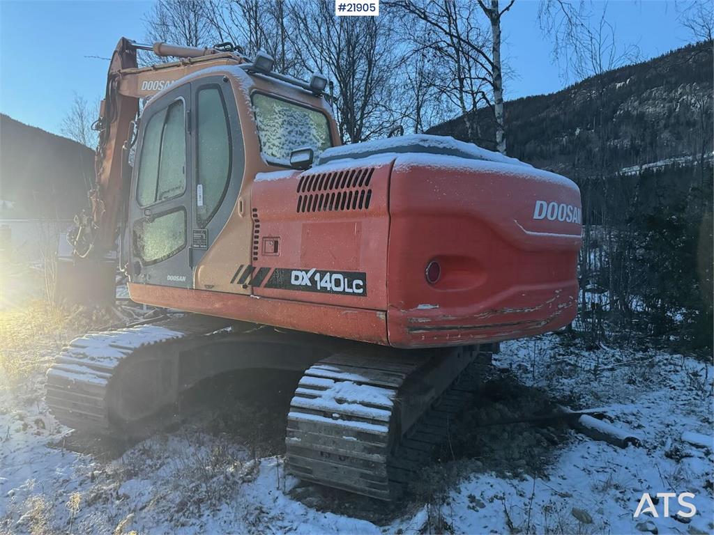 Doosan DX140LC tracked excavator with Engcon tilt and 2 b