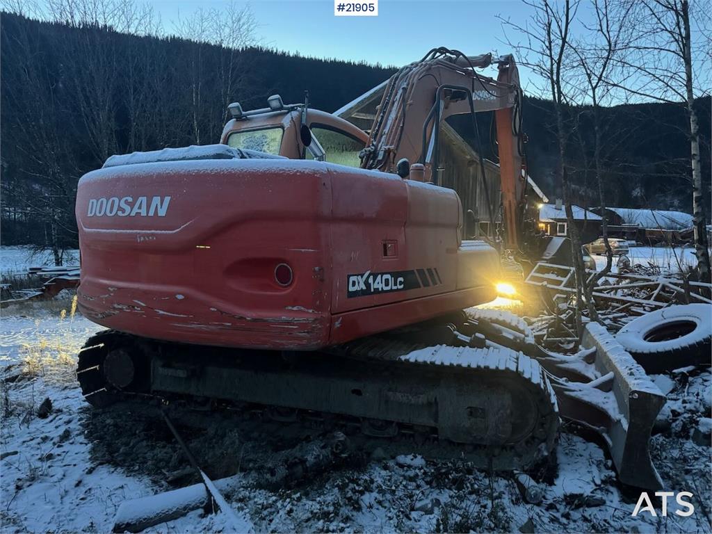 Doosan DX140LC tracked excavator with Engcon tilt and 2 b