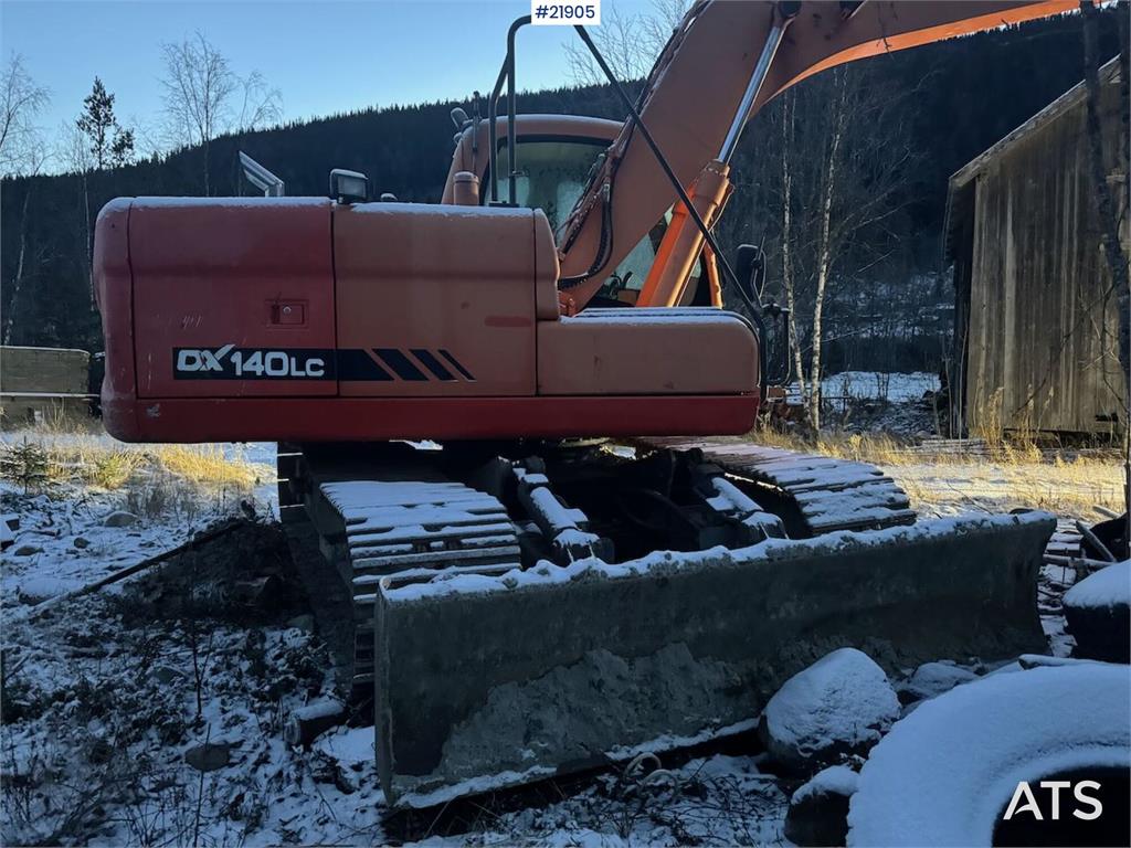 Doosan DX140LC tracked excavator with Engcon tilt and 2 b