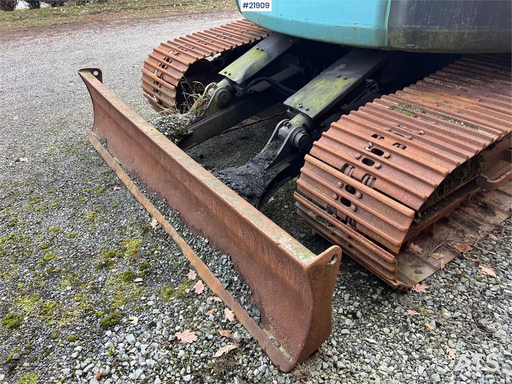 Kobelco sk135SRLC w/ sanding bucket and digging bucket