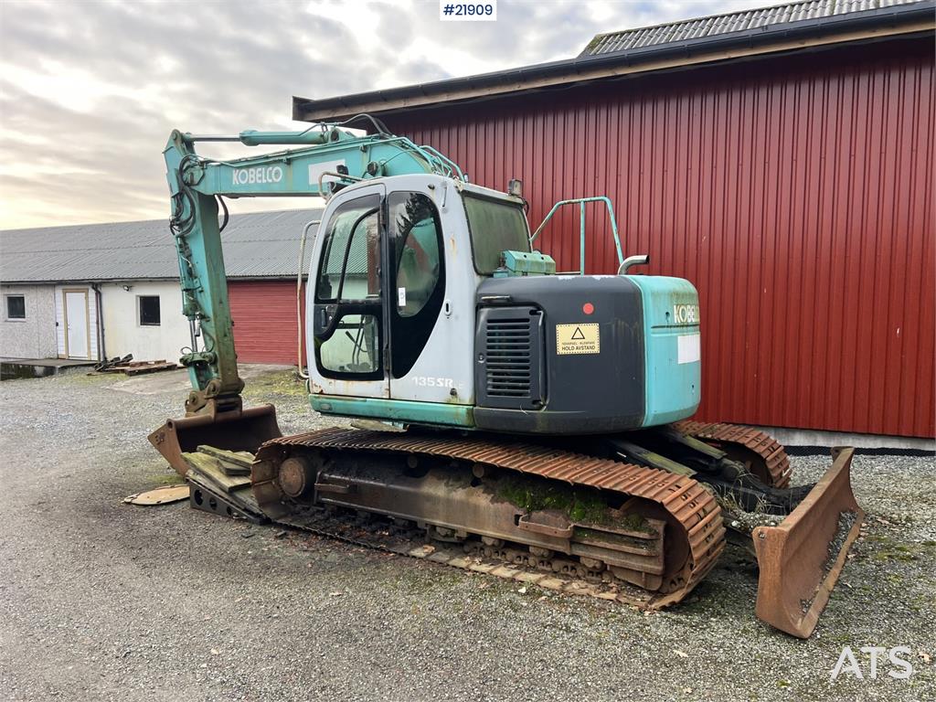 Kobelco sk135SRLC w/ sanding bucket and digging bucket