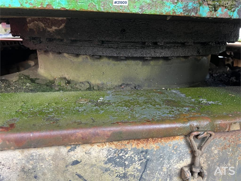 Kobelco sk135SRLC w/ sanding bucket and digging bucket