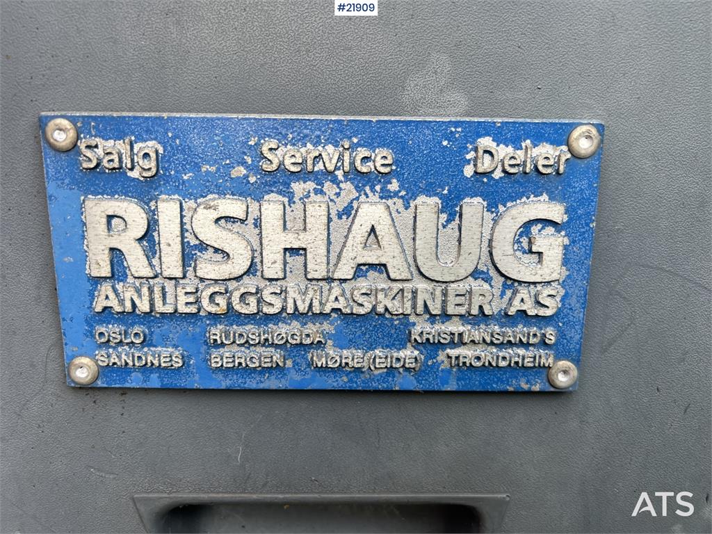 Kobelco sk135SRLC w/ sanding bucket and digging bucket