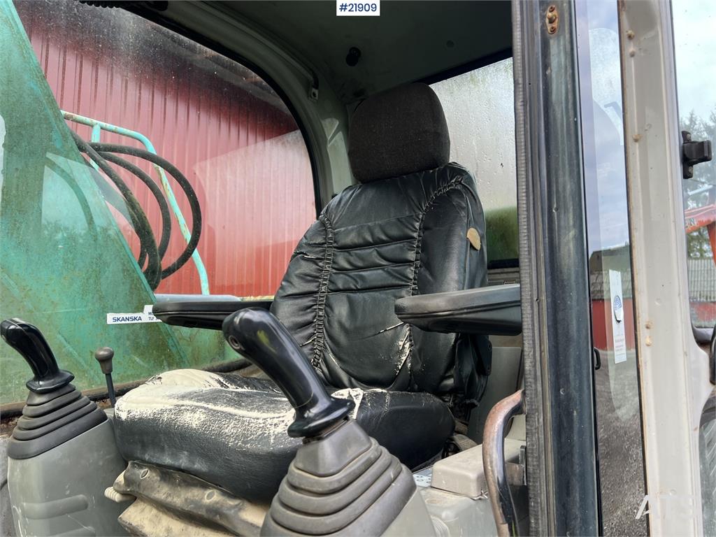 Kobelco sk135SRLC w/ sanding bucket and digging bucket