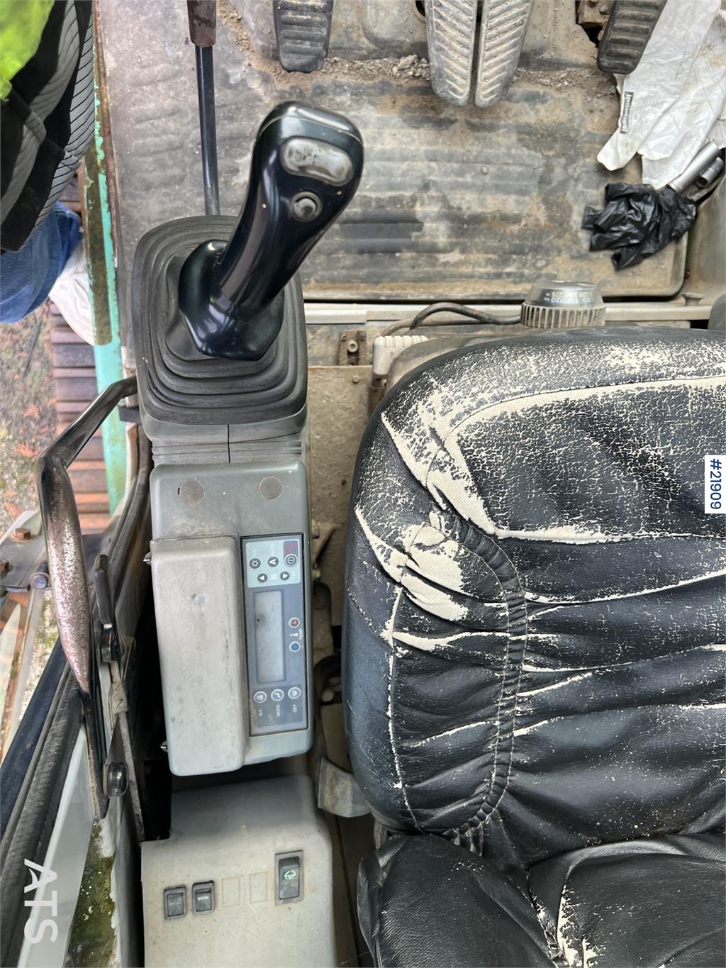 Kobelco sk135SRLC w/ sanding bucket and digging bucket