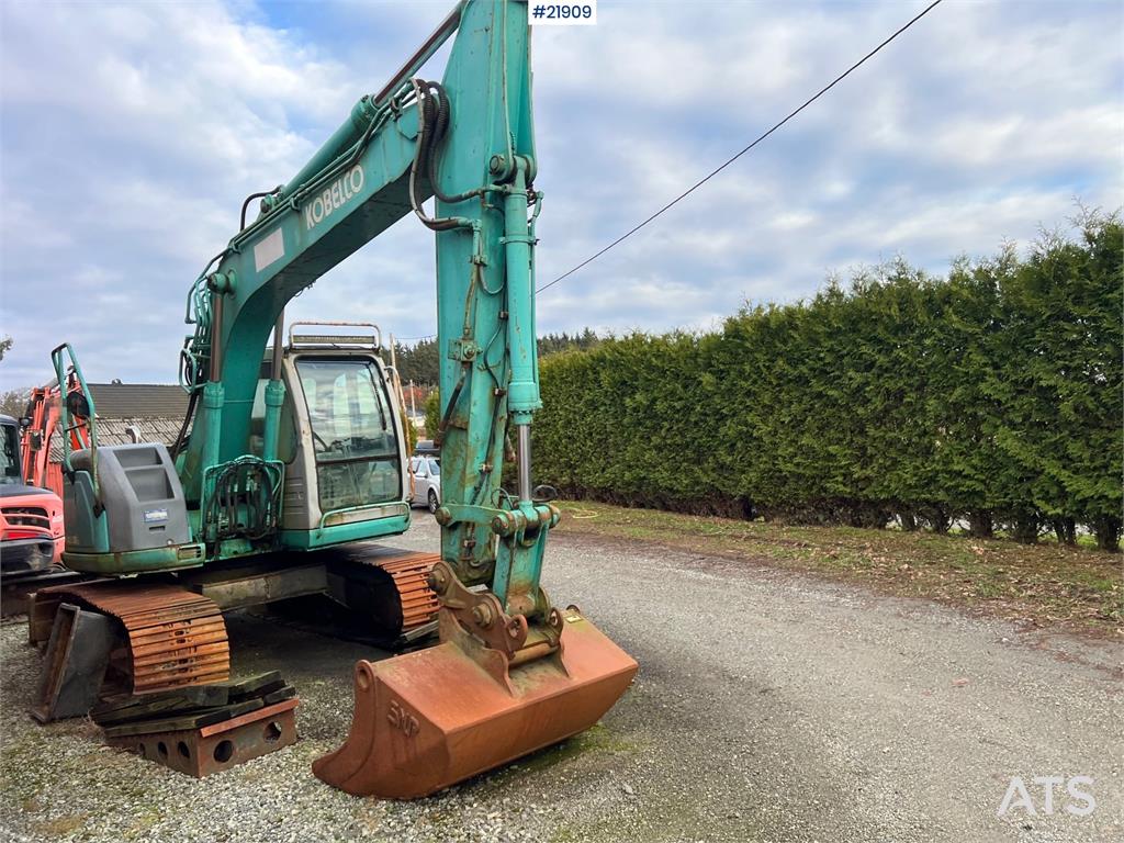 Kobelco sk135SRLC w/ sanding bucket and digging bucket