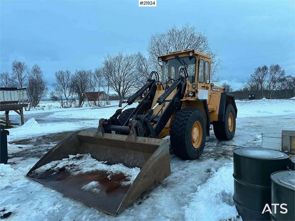 Volvo L70 Wheel Loader with Folding Wing Bucket, Pallet