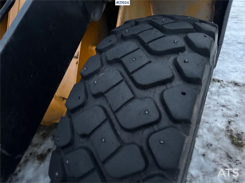 Volvo L70 Wheel Loader with Folding Wing Bucket, Pallet