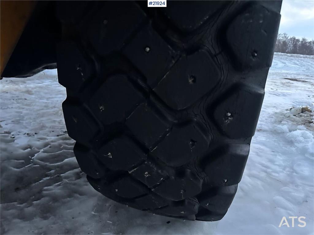 Volvo L70 Wheel Loader with Folding Wing Bucket, Pallet