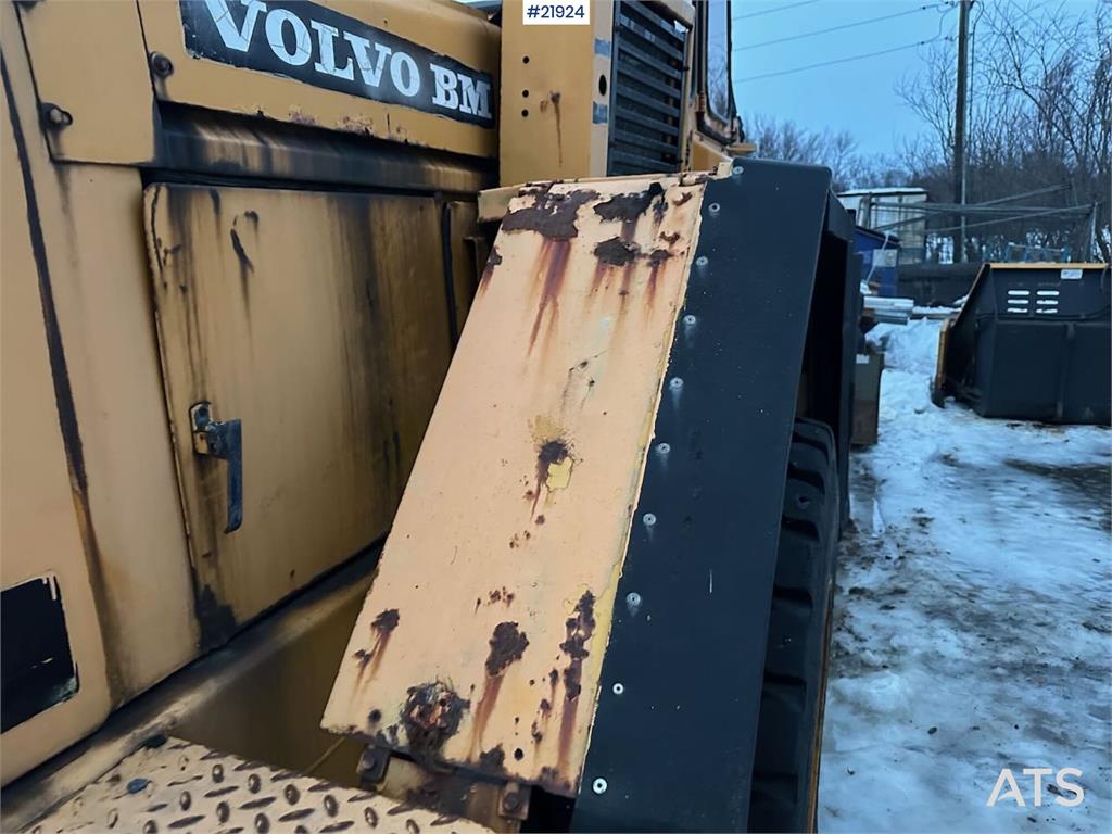 Volvo L70 Wheel Loader with Folding Wing Bucket, Pallet
