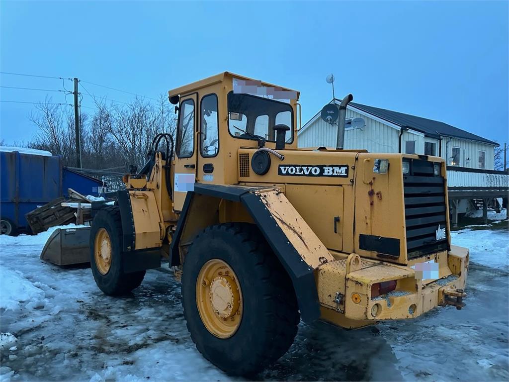 Volvo L70 Wheel Loader with Folding Wing Bucket, Pallet