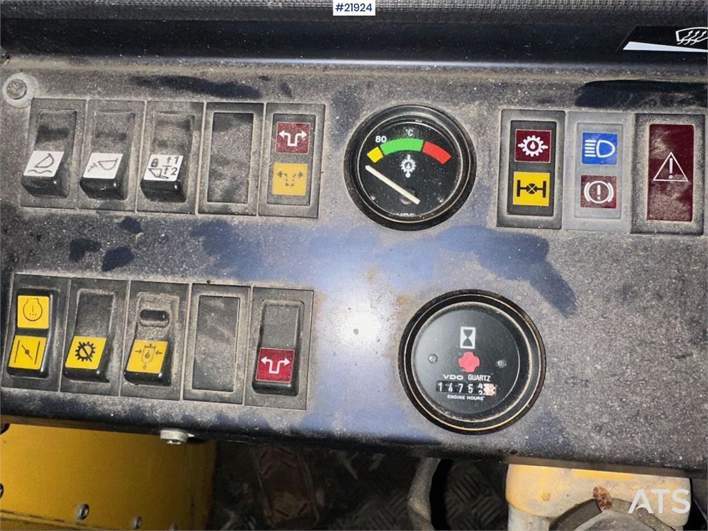 Volvo L70 Wheel Loader with Folding Wing Bucket, Pallet