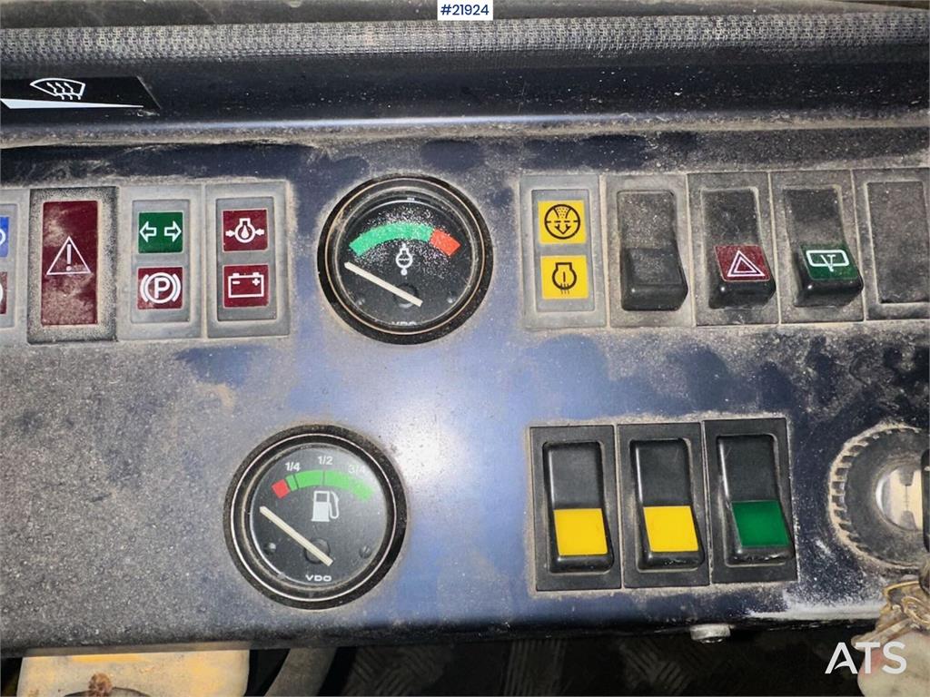 Volvo L70 Wheel Loader with Folding Wing Bucket, Pallet