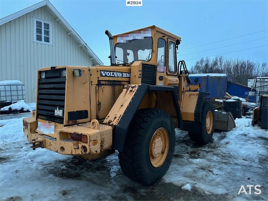 Volvo L70 Wheel Loader with Folding Wing Bucket, Pallet