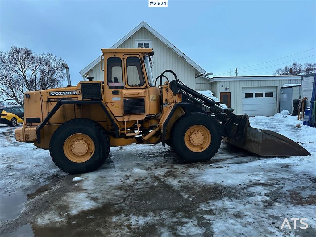 Volvo L70 Wheel Loader with Folding Wing Bucket, Pallet