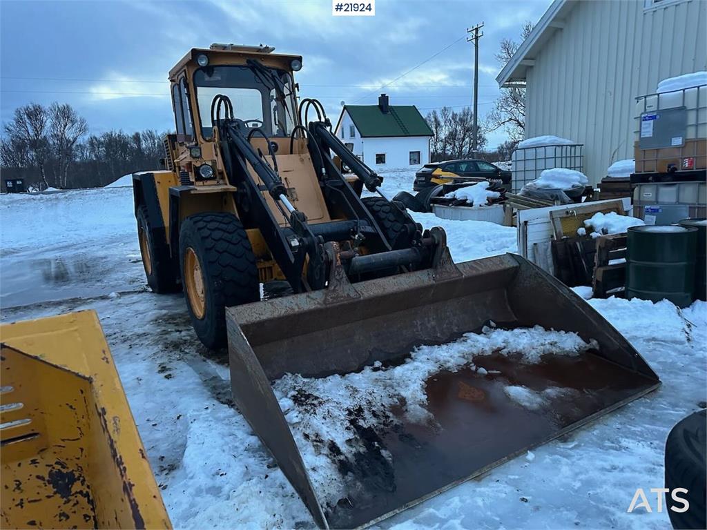 Volvo L70 Wheel Loader with Folding Wing Bucket, Pallet