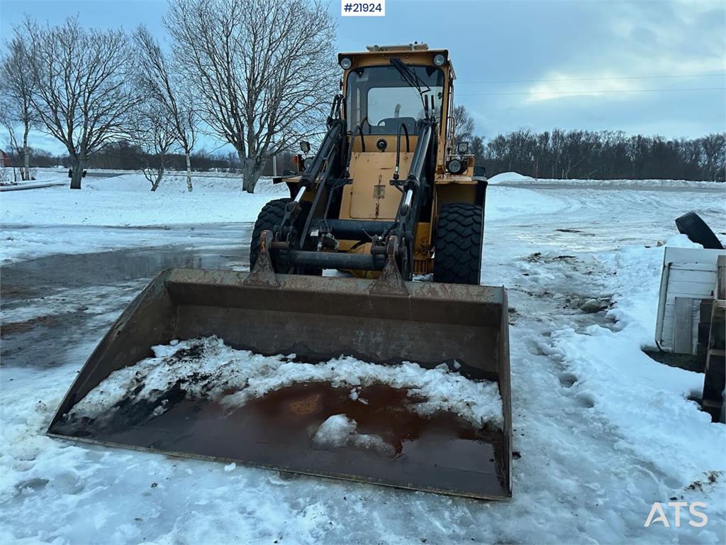 Volvo L70 Wheel Loader with Folding Wing Bucket, Pallet