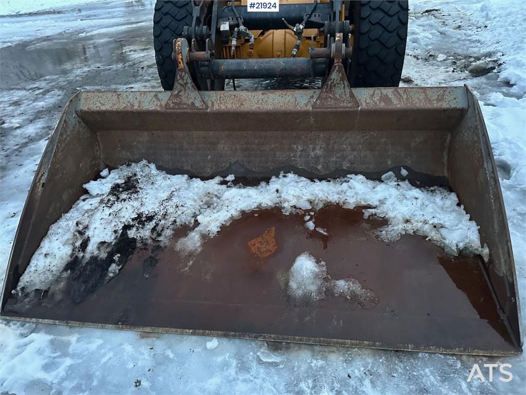 Volvo L70 Wheel Loader with Folding Wing Bucket, Pallet