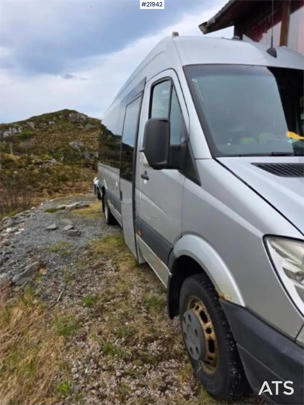 Mercedes-Benz Sprinter 518 w/ 17 seats. Eu-approved.