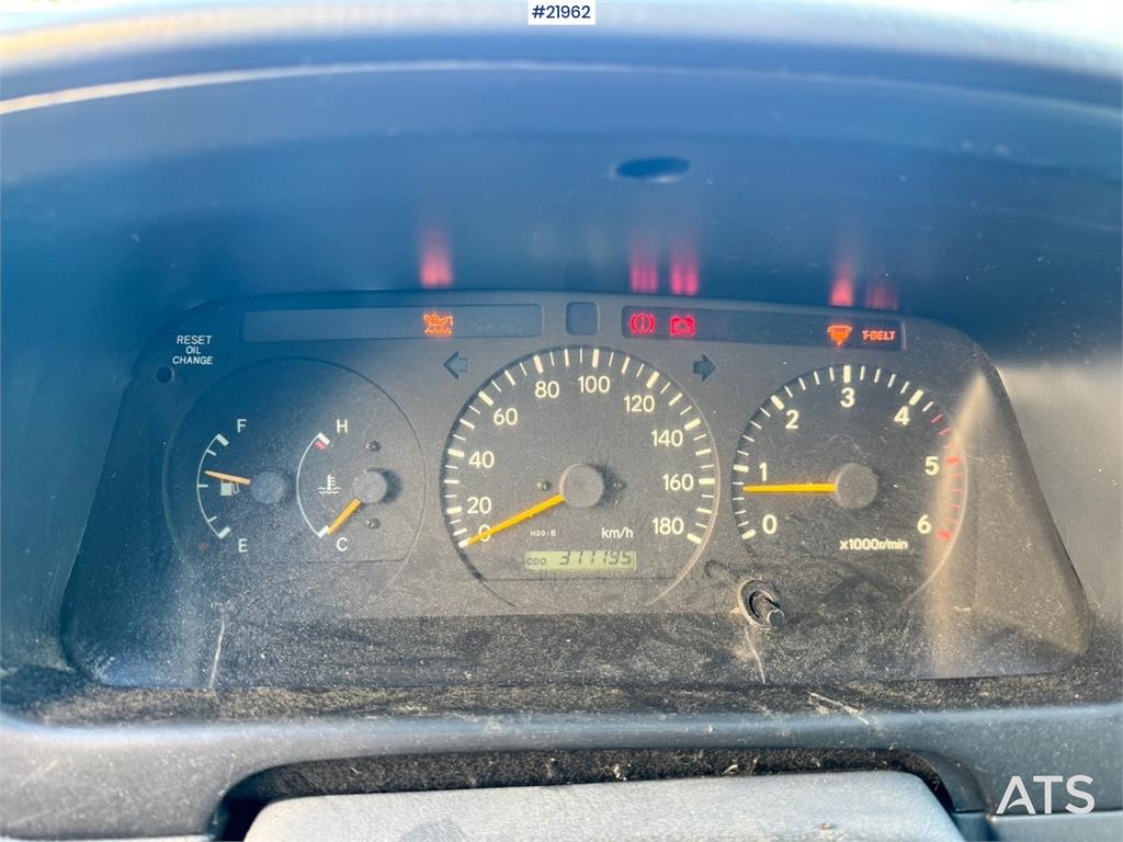 Toyota Hiace 4WD. Lots of rust. 6 seats!