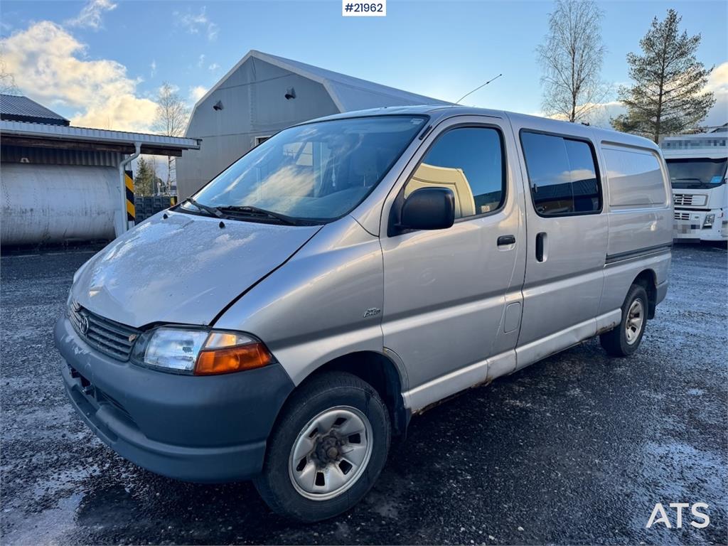 Toyota Hiace 4WD. Lots of rust. 6 seats!