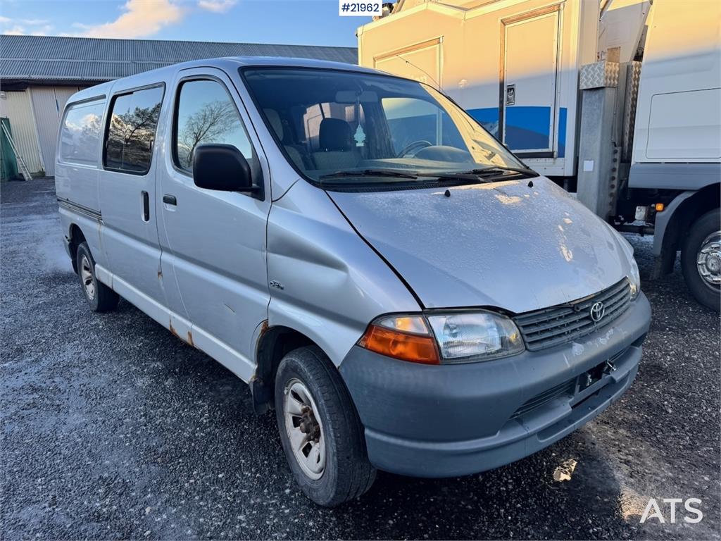 Toyota Hiace 4WD. Lots of rust. 6 seats!