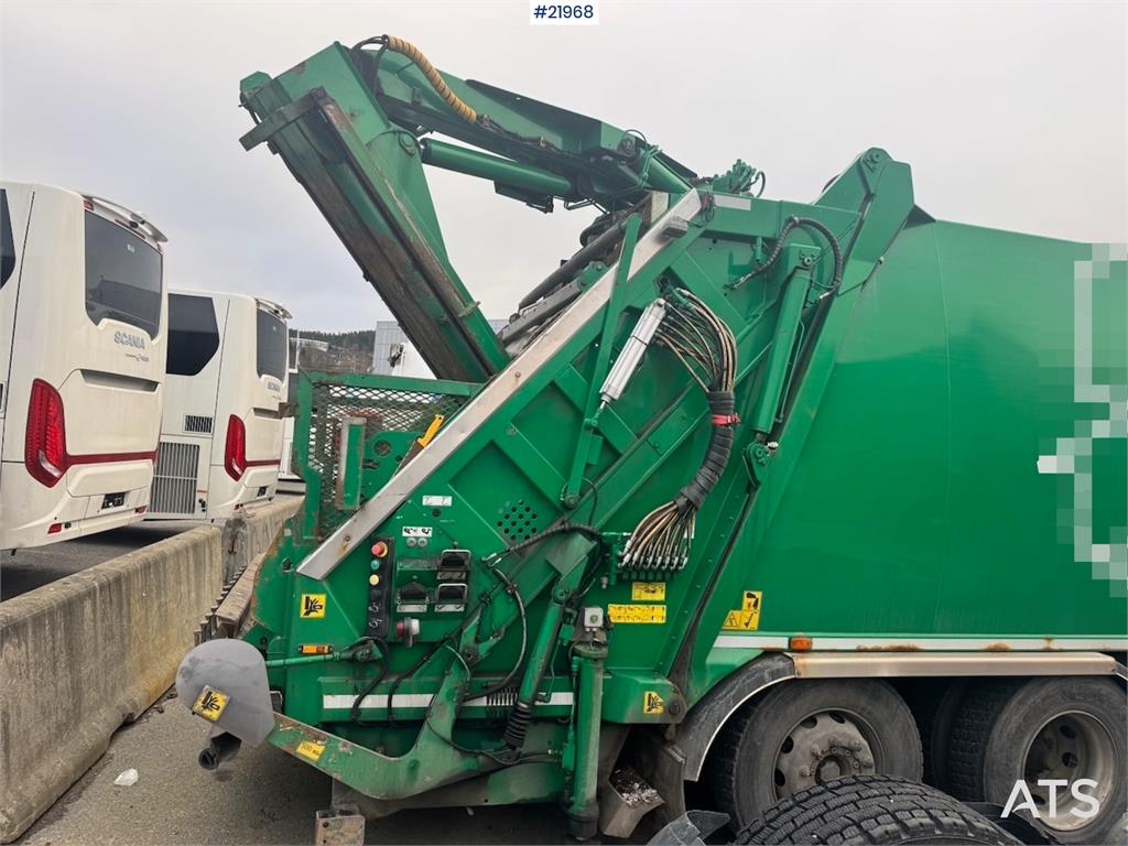 Scania P340 6x2 Refuse truck w/ Crane.