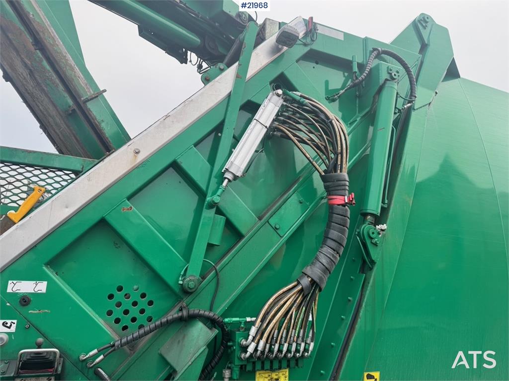 Scania P340 6x2 Refuse truck w/ Crane.