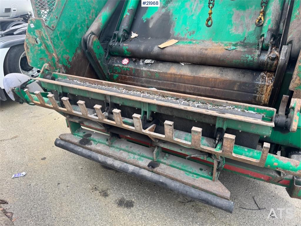 Scania P340 6x2 Refuse truck w/ Crane.