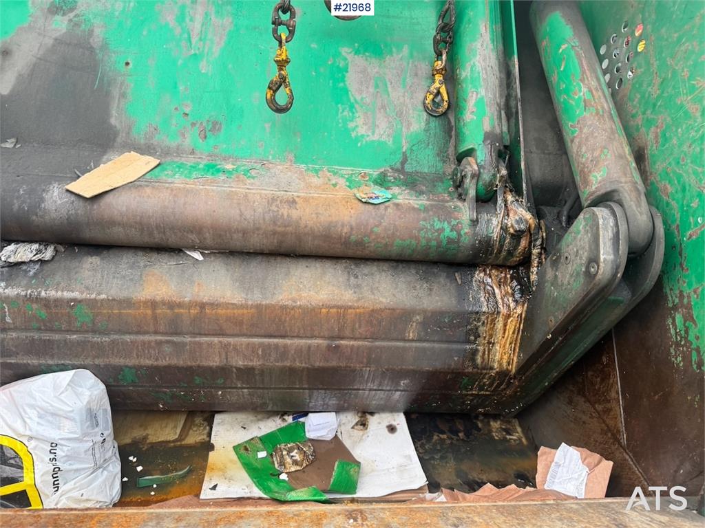 Scania P340 6x2 Refuse truck w/ Crane.