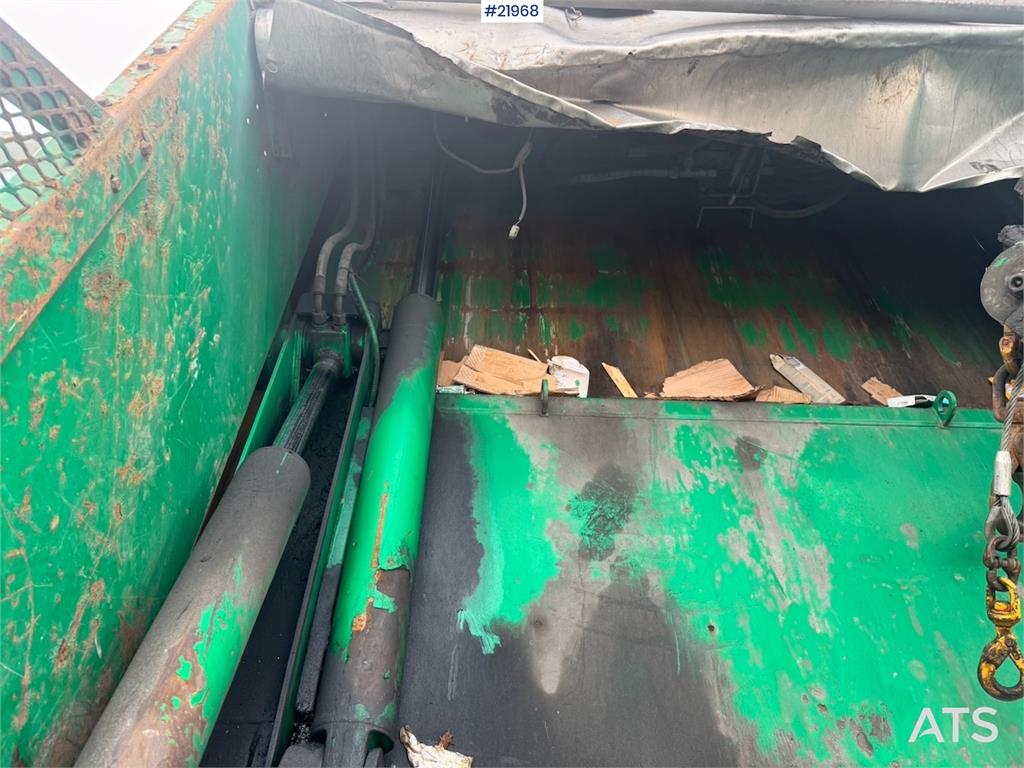 Scania P340 6x2 Refuse truck w/ Crane.