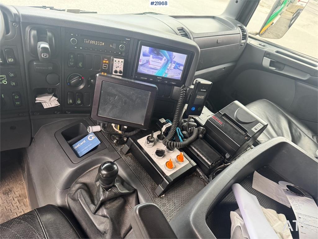 Scania P340 6x2 Refuse truck w/ Crane.