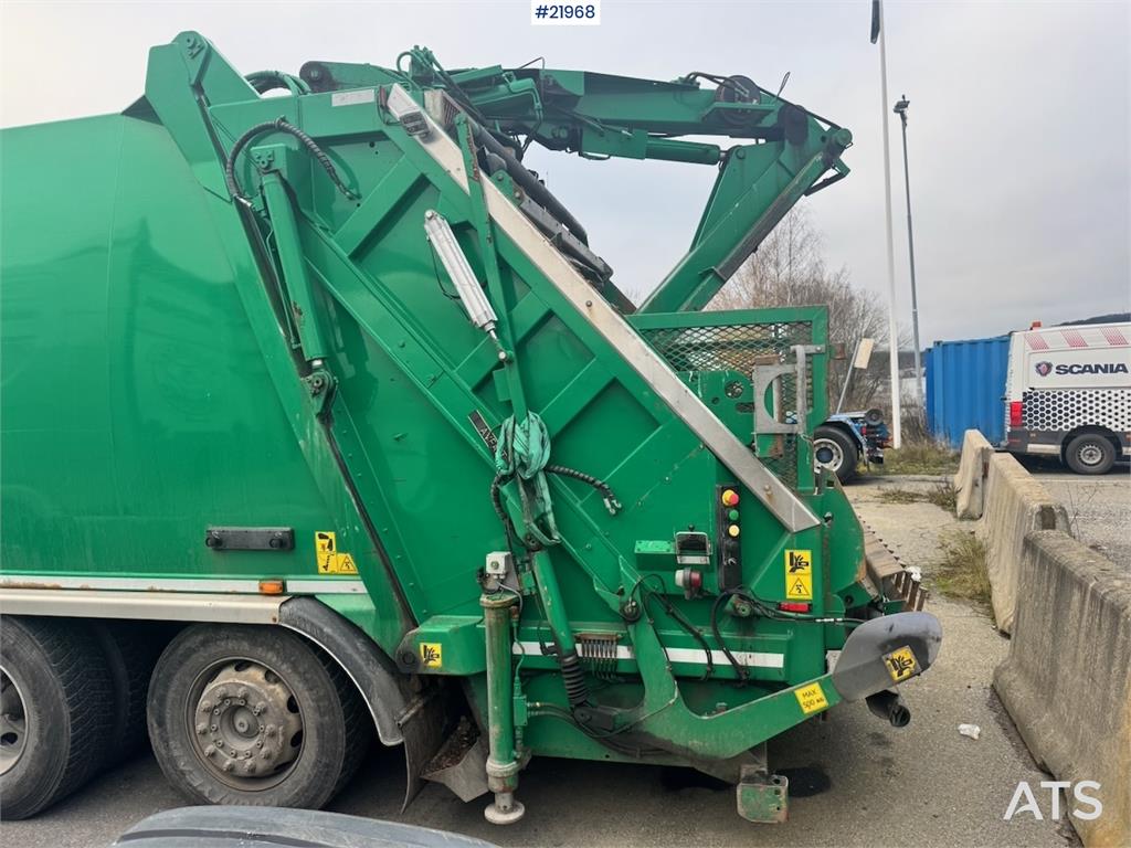 Scania P340 6x2 Refuse truck w/ Crane.