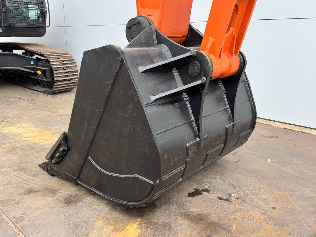Hitachi ZX370-LCH - Hammer Lines / Isuzu Engine