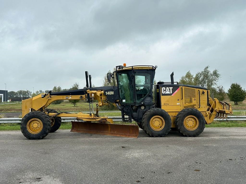CAT 140M Ripper + Pushblock