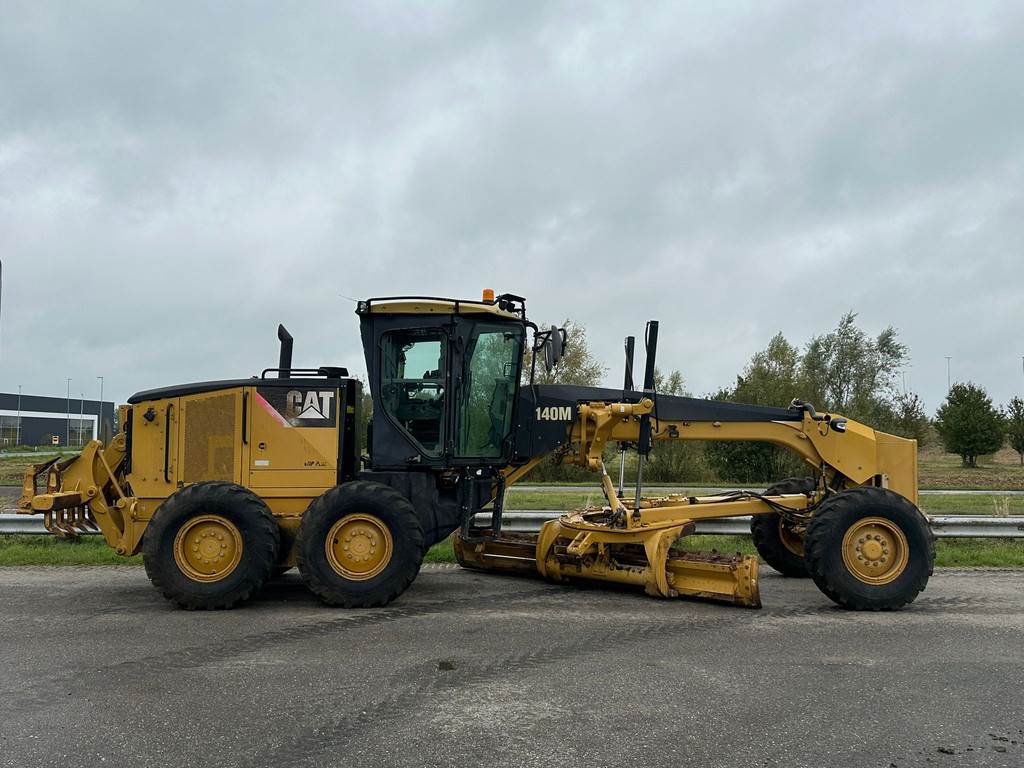 CAT 140M Ripper + Pushblock