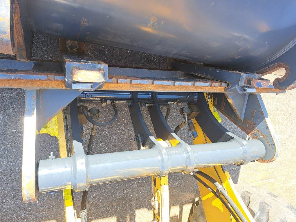 Komatsu WA100-8E0