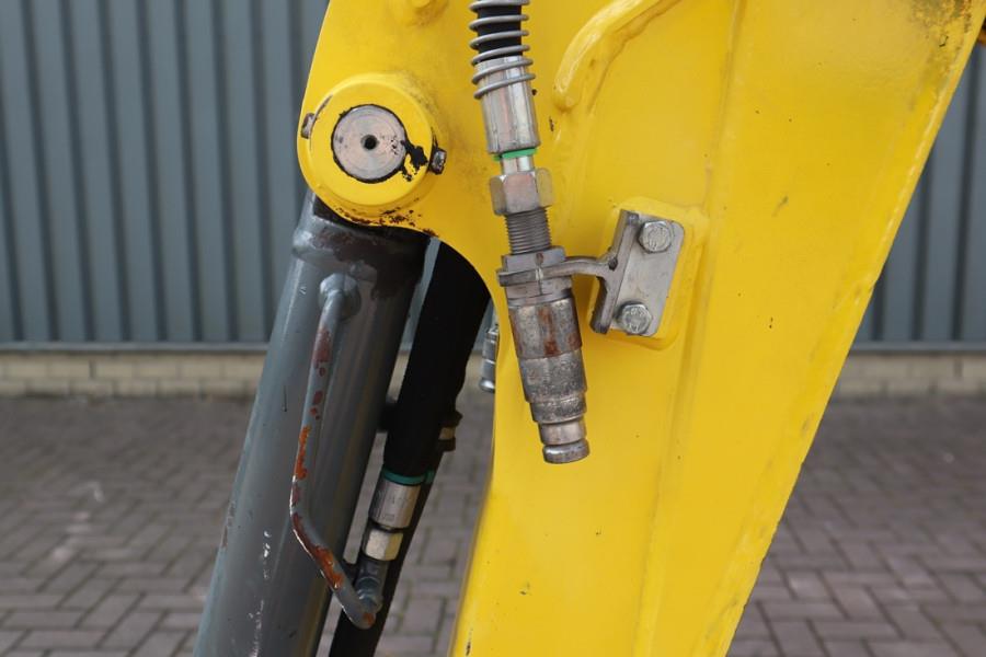 Wacker Neuson E08-01 Wacker Neuson mini excavator including 2 bu