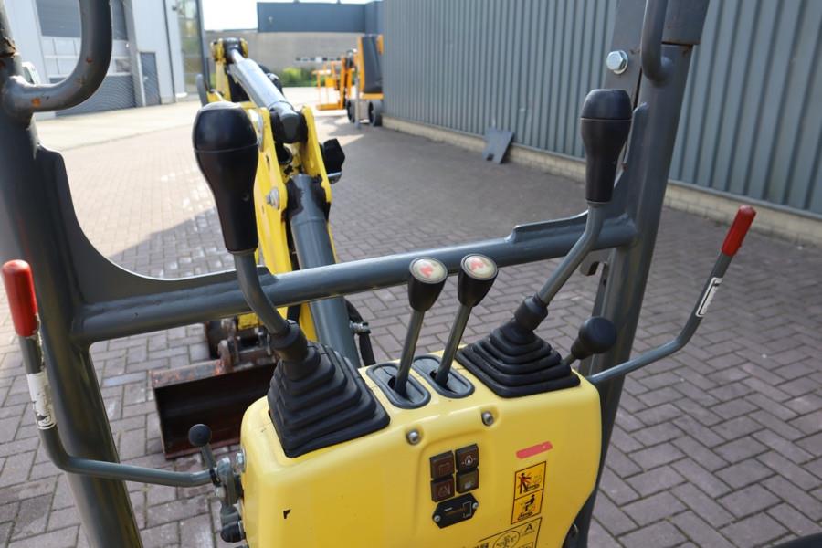 Wacker Neuson E08-01 Wacker Neuson mini excavator including 2 bu