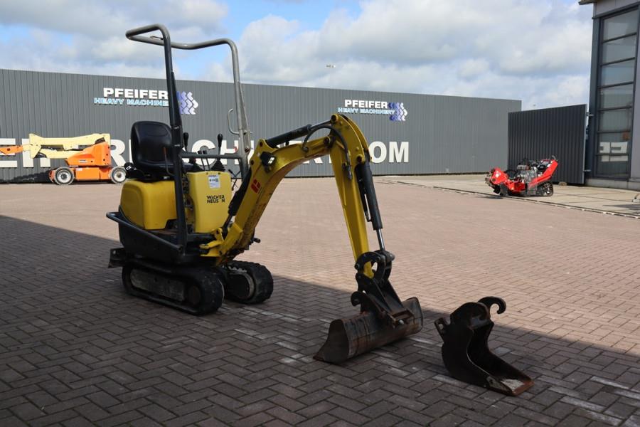 Wacker Neuson E08-01 Wacker Neuson mini excavator including 2 bu
