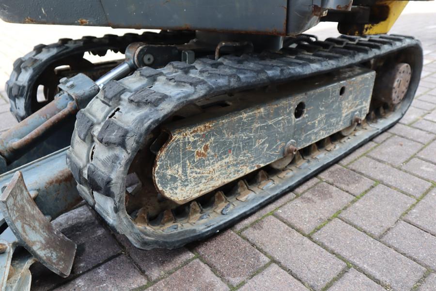 Wacker Neuson E08-01 Wacker Neuson mini excavator including 2 bu