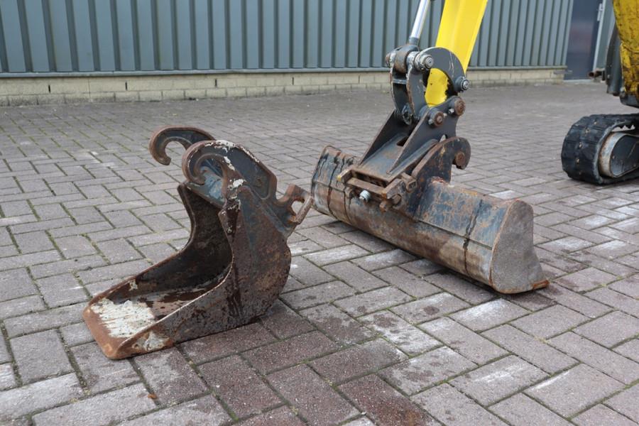 Wacker Neuson E08-01 Wacker Neuson mini excavator including 2 bu