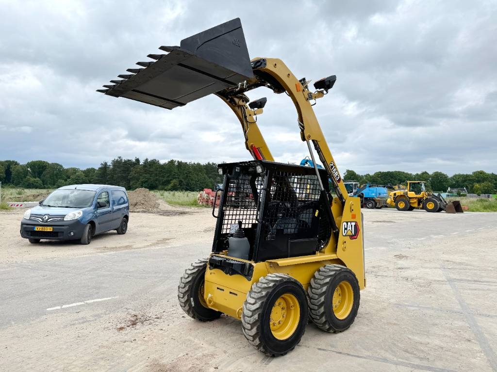 CAT 216B3 - New / Unused / Extra Hydraulic