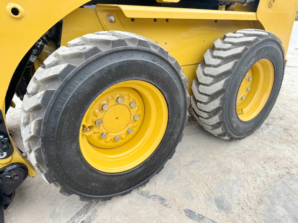 CAT 216B3 - New / Unused / Extra Hydraulic