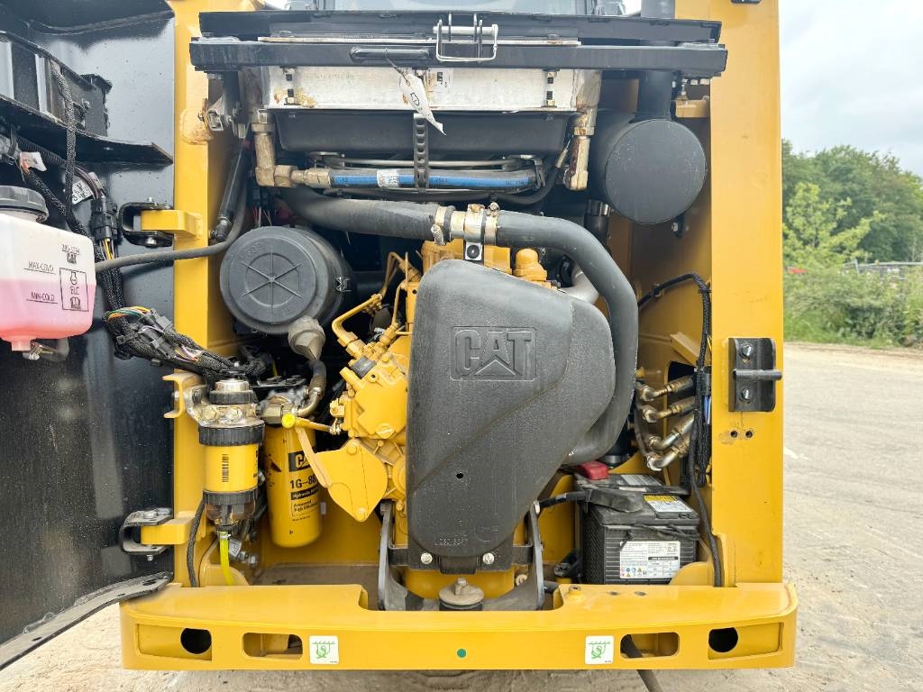 CAT 216B3 - New / Unused / Extra Hydraulic