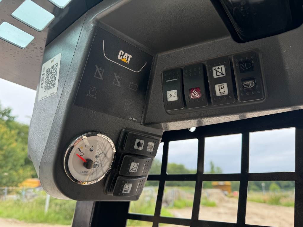 CAT 216B3 - New / Unused / Extra Hydraulic