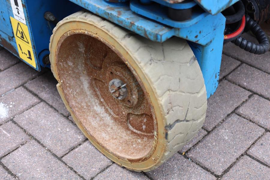 Genie GS3232 Hydraulic Outriggers, Electric, 11.75m Work